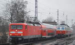 Die DB 232 531-4 muss noch den RE3 nach Schwedt mit 112 124 (91 80 6112 124-3 D-DB) vorbei lassen bevor die Fahrt weiter geht, 07.01.19 Karower Kreuz Berlin.