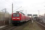 112 167 fährt am 10.01.2019 einen Regionalexpress (RE 21462) mit sieben Doppelstockwagen der 4. Generation von Hamburg nach Lübeck. Auf der Strecke Hamburg – Bad Oldesloe – Lübeck, die erst seit 2008 elektrifiziert ist, fahren unter der Woche zweimal pro Stunde schnelle lokbespannte Regionalzüge der Linien RE 8 und RE 80. Ab 2023 sollen auf dieser Verbindung im Rahmen eines neuen Verkehrsvertrags Doppelstocktriebwagen fahren.
Aufgenommen in Hamburg-Tonndorf.