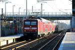 112 186 zog am 24.02.2019 einen RE5 nach Rostock , hier beim Durchfahren des Bhf. Großbeeren Richtung Berlin.