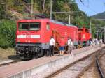 BR 112 118 am 24.08.2003 beim Bahnhofsfest in Bad Herrenalb bei Karlsruhe. Dahinter ist eine MaK G 1206 der AVG zu erkennen.