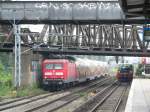 Parallelfahrt von 112 187-0 mit dem RE1 nach Frankfurt (Oder) und einer S-Bahn der BR 481 auf der Linie S3 nach Erkner. Im Ostkreuz. 12.8.2007