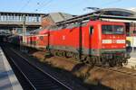 112 133 schiebt am 30.10.2021 den RE3 (RE3305) von Stralsund Hauptbahnhof nach Falkenberg (Elster) in den Bahnhof Berlin Gesundbrunnen. 