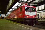 Da kommt ja fast 90er Feeling auf. 112 024-5 erstrahlt in orientrot und steht mit ihrem n-Wagen und y-Wagen Zug in Duisburg Hbf auf dem Weg nach Emmerich.

Duisburg 18.01.2022