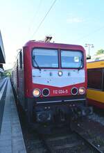112 024-5 mit dem WFL Dostockzug steht in Neckarelz am Bahnsteig Gleis um als RE 10a nach Heilbronn Hbf zufahren. 1.7.2022