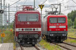 RÜGEN-EXPRESS und STRAND-EXPRESS mit den Lok’s der BR 143 und der BR 112 in Bergen auf Rügen abgestellt. - 23.07.2022