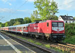 Mit dem RE 12a vorm Latz kommt am Montagabend die 112 139-1 in Offenau eingefahren. Da der N-Wagenzug länger ist als der Dostockwagenzug, stellt die Lok dann den Bü an der Bahnhofstraße für die Dauer des Haltes zu. 15.8.2022