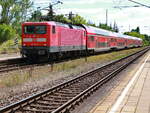 112 102-9 bei der Einfahrt in den Bahnhof Dabendorf am 07. August 2022 als RE 5 nach Rostock.