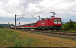 Nachschuss auf 112 139-1, die sechs n- und y-Wagen zwischen Orlamünde und Großeutersdorf schiebt.

🧰 DB Gebrauchtzug (DB Regio Südost), vermietet an die Wedler Franz Logistik GmbH & Co. KG (WFL) für den Franken-Thüringen-Express (FTX | DB Regio Bayern)
🚝 RE 80283 (RE42) Nürnberg Hbf–Leipzig Hbf
🕓 13.8.2022 | 15:42 Uhr