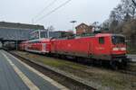 112 147 der DB Regio Schleswig-Holstein (DB Regio Nord, Kiel) am 12.2.2023 mit dem RE8 (Lübeck Hbf-Hamburg Hbf.) am Lübecker Hauptbahnhof.