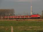 Die  112 128-4 zieht am 25.12.07 den RE 14611 von Hannover nach Wolfsburg und passiert zum Zeitpunkt der Aufnahme den Tiergarten im Stadtteil Anderten. Im Hintergrund steht der  Telemax  der Telekom