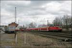 Der Schienentrabbi zieht vorbei: 112 163 berholt mit dem RE7 (RE 29721)   Rhein-Mnsterland-Express  die 140 653 in Westhofen. (29.03.2008)