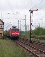 Am Gleis 1 hlt Einfahrt der RE2 (RE 38170) aus Cottbus nach Rathenow.(+10) Als Lok dient 112 120-1.