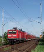 RE2(RE 38144) fhrt mit mit der Lok 112 124-3 seinem Ziel  Rathenow  entgegen. Hier ist er gerade in Lbbenau/Spreewald. 12.05.2008