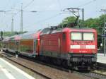 112 134-2 schiebt einen RE11 in Richtung Paderborn aus dem Bochumer Hauptbahnhof. (23.06.2008)