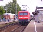 112 143-3 mit dem Schleswig-Holstein-Express in Richtung Hamburg Hbf. Der Zug verkehrte in umgekehrter Wagenfolge. Elmshorn, 23.06.08
