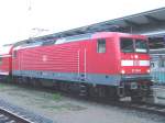 Die 112 188-8 steht vor RE33107 nach Elsterwerda im Rostocker Hbf.Aufgenommen am 18.12.04