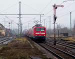 112 182-1 fhrt jetzt und heute noch in den Lbbenauer Bahnhof, auf Gleis 4, ein, um weiter nach Rathenow zu fahren.
