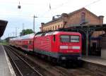 Rckansicht des RE2 auf der Fahrt nach Cottbus hier zu sehen in Knigs Wusterhausen mit seinem Gebude im Hintergrund.