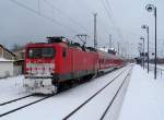 112 120 mit dem RE2 von Cottbus nach Rathenow ber Berlin bei der Ausfahrt aus dem Bahnhof von Lbbenau/Spreewald.