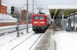 Hier steht der RE2 nach Cottbus mit der 112 185-4 und wartet auf die Abfahrt aus Rathenow.