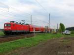 Mal was anderes vom Bildaufbau gewhlt fr die 112 102-8. Sie passiert in diesem Moment am 1.Mai den Bahnberweg in Lpten (Dahme - Spreewald) um mit 70 km/h weiter Richtung Gro Kris und im Endeffekt nach Rathenow zu fahren. Nchster Halt: Knigs Wusterhausen in genau 12 Minuten.