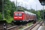 BERLIN, 20.06.2010, 112 123 hinter einem RE1 nach Brandenburg Hbf auf Vorbeifahrt am S-Bahnhof Nikolassee (Berlin-Blankenheimer Bahn)