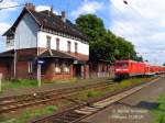 Kontraste: Alt und Neu begegnen sich im Haltepunkt Uebigau bei Falkenberg.