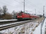 Auf der Fahrt,von Sassnitz nach Rostock,hielt 112 108 mit dem RE 13010,am 07.Februar 2013,in Teschenhagen.