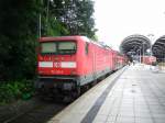 112 148-2 wartet vor dem RE 21029 (Kiel-Hamburg) am 23.06.2013 um 16:50 Uhr im Kieler Hauptbahnhof auf Gleis 6 auf die Abfahrt.