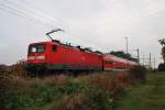 Hier 112 123 mit einem RE3 (RE18350) von Wünsdorf-Waldstadt nach Schwedt(Oder) Hbf., am 11.10.2013 zwischen Vierradener Chaussee und Helbigstraße in Schwedt(Oder).