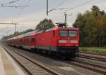 Die 112 107-8 mit dem RE 5 nach Rostock Hbf bei der Durchfahrt in Nassenheide am 13.10.2013.