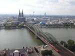 Am 10.8.13 stand auf einem Ausflug nach Köln auch der Triangel Tower auf dem Plan. Von dort kann man eine wunderbare Aussicht über ganz Köln genießen. Hier fuhr auch gerade eine unbekannte 112 mit ihrem Doppelstockzug über die Hohenzollernbrücke. 