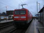 Am 20.November 2013 hielt 112 106 mit dem RE 13012 Sassnitz-Rostock im verregenten Bergen/Rügen.PRESS VT650 032 wartete im Hintergrund noch auf den RE 13013 aus Stralsund auf