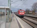 Am 08.April 2015 brachte 112 108 Nahverkehrswagen und Dostos nach Mukran.Auf der Rücktour durch Bergen/Rügen hatte die Lok wieder Wagen am Haken.