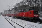 Hier 112 143 mit einem RE70 (RE69517) von Kiel Hbf. nach Hamburg-Altona, bei der Ausfahrt am 22.11.2015 aus Kiel Hbf. 