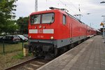 112 165 steht am Abend des 28.8.2016 mit dem RE18491  Warnemünde-Express  nach Berlin Hauptbahnhof (tief) in Warnemünde.