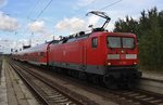 112 105 und 112 101 sind am 8.10.2016 mit dem RE5 im Sandwich unterwegs, hier erreichen sie mit dem RE4361 von Rostock Hauptbahnhof nach Wünsdorf-Waldstadt den Bahnhof Güstrow.