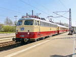E 10 1309 (9180 6 113 309-9 D-Train) steht mit einem Reisezug  zur Überholung am 18. April 2018 im Bahnhof Ludwigslust. 
