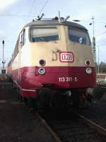 Lok 113 311-5 mit altem DB Zeichen an der Stirnseite. Hamburg, 08. Mrz 2002.