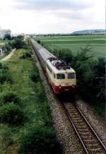 113 266 im Sommer 1997 vor einem Regionalzug auf der Strecke Landshut - Plattling kurz nach Landshut