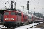 Die 113 267-9 zieht ihren Pbz 2476 bestehend aus einem DOSTO, IC, DOSTO, 9 mal n-Wagen und am Ende die 111 080-8 am 02.01.2011 durch Kln Messe Deutz.