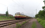 E10 1309 mit AKE Rheingold Trier - Heidelberg fährt im Plan durch Bous Saar am Stahlwerk Bous und der ehemaligen Bahnmeisterei vorbei. 04.06.2016 - Bahnstrecke 3230 Saarbrücken - Karthaus
