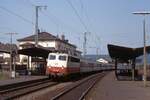 Durchaus elegant wirkt 114 493 in ihrer beige-roten Lackierung auch vor einer Corail-Garnitur der SNCF. EC Leipzig - Paris am 8.10.1995 in Wächtersbach.