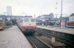 Hamburg-Altona in den 80igern. 114 497-1 (so hieen die alten Rheingold-Loks auch mal) mit einem Post-IC bei der Ausfahrt. Rechts kann man noch den Transitzug Berlin-Hamburg mit dem DR-Mitropa Speisewagen erkennen