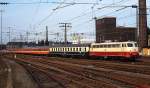 112 494-0 trifft um 1980 im Düsseldorfer Hauptbahnhof ein.