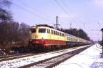Auch 1987 gab es farbenfrohe Züge: 112491 ist am 21.3.1987 um 11.02 Uhr gerade mit ihrem D nach Düsseldorf in Osnabrück HBF abgefahren und kommt hier durch die leicht verschneite Bauernschaft Osnabrück Hörne.