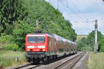 114 009 war am 31.05.2017 ersatzweise auf der Main-Lahn-Bahn unterwegs. Hier zieht sie ihre RB22 (15427) nach Frankfurt Hbf und erreicht nun den Haltepunkt Lindenholzhausen.