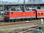 Die Elektrolokomotive 112 186 mit einem S-Bahn-Zug im April 2017 in Dresden.