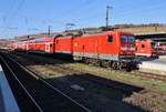 114 028 wartet am 17.11.2018 mit dem RE19061 nach Stuttgart Hauptbahnhof im Würzburger Hauptbahnhof auf Abfahrt.