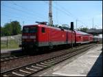 Hier 114 015 vor dem RE 18 aus Cottbus. Er fhrt nach Ankunft in Falkenberg/Elster weiter nach Stralsund. Auf diesem Bild kommt sie gerade unter dem neuen Kreuzungsbauwerk (noch in Bau) hervor. Aufgenommen am 15.07.07 in Falkenberg/Elster.